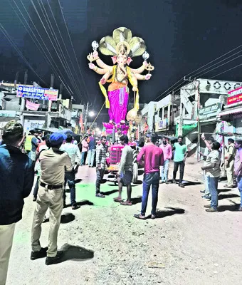 గంగమ్మ ఒడికి గణపయ్య.. 