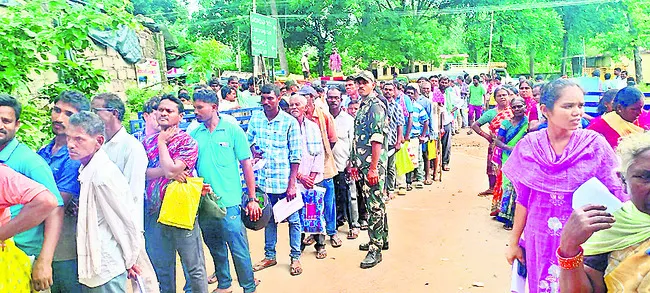 యూరియా కోసం బారులు