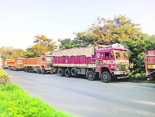 లోడింగ్ను అడ్డుకున్న లారీ యజమానులు