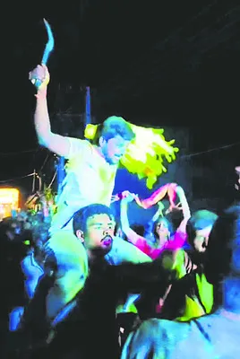 వినాయక నిమజ్జనంలో కత్తులతో నృత్యాలు