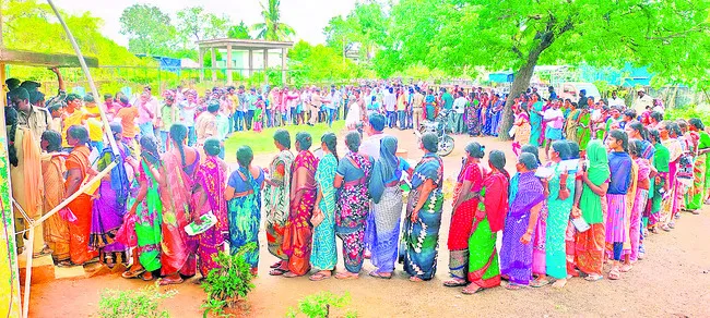 యూరియా కోసం బారులు