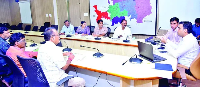 యూరియా పంపిణీలో అక్రమాలు జరిగితే కఠిన చర్యలు