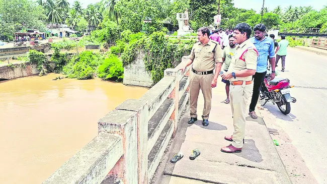 గోదావరిలో వృద్ధురాలి గల్లంతు 