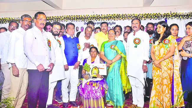 టీచర్ కావాలనుకొని లీడరయ్యా