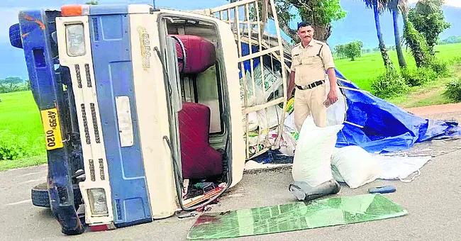 వ్యాన్ బోల్తా: డ్రైవర్కు గాయాలు