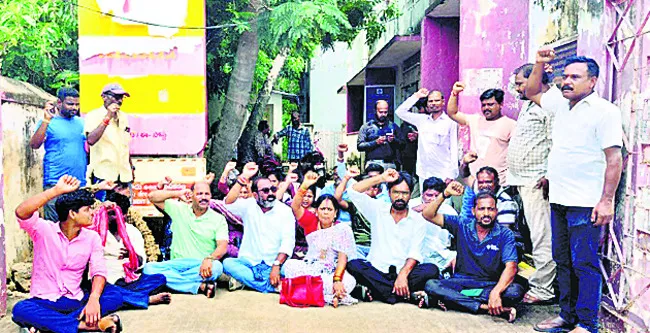 పోస్టల్ ఖాతాదారుల ఆందోళన