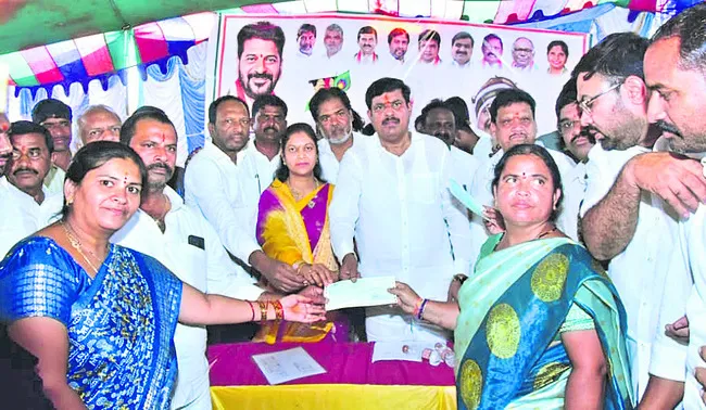 పథకాల కోసం లంచం ఇవ్వొద్దు