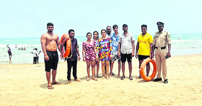 ఆరుగురిని కాపాడిన లైఫ్గార్డ్స్