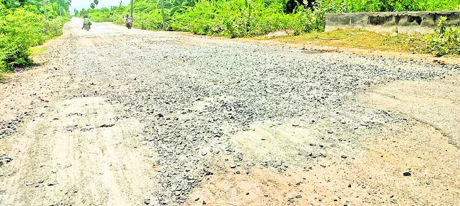 జాతరకూ గుంతలే రోడ్లే