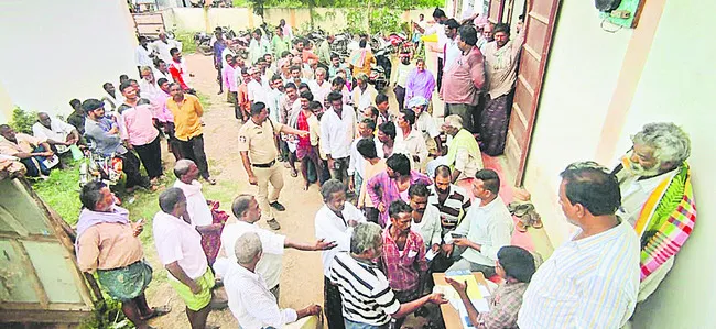యూరియా కోసం అగచాట్లు