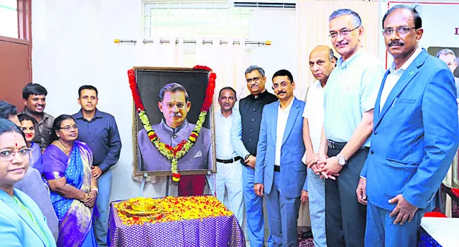 నిబద్ధతకు నిలువెత్తు రూపం సత్యప్రసాద్