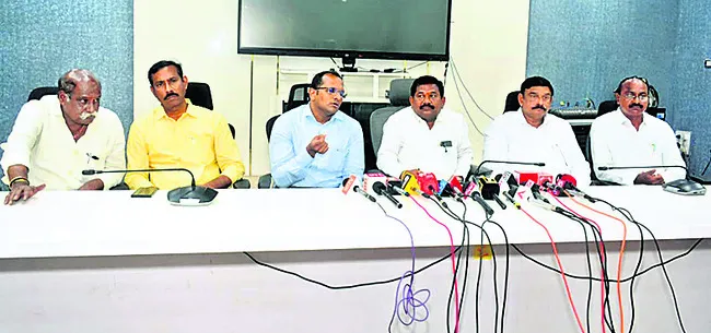 డీఆర్సీలో సమస్యల వెల్లువ