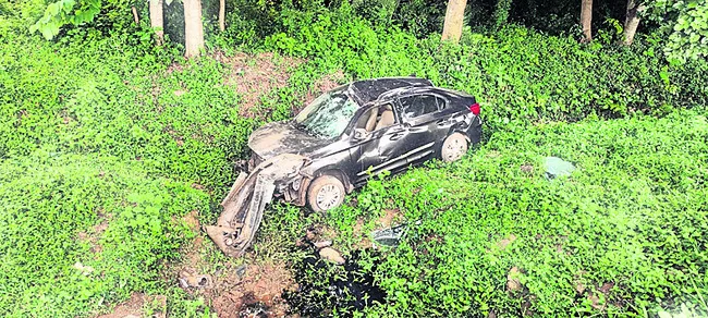 కాల్వలోకి దూసుకెళ్లిన కారు 