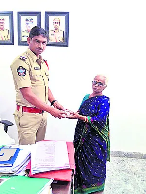 బాధితురాలికి పోగొట్టుకున్న వస్తువుల అప్పగింత