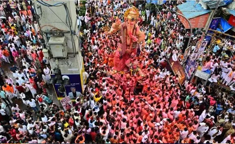 Mumbai Ganesh Visarjan High Tension Wire Falls on Devotees