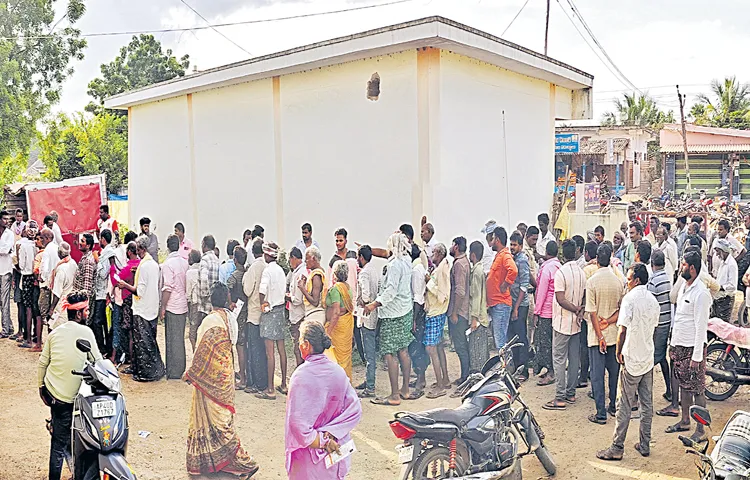 Farmers queue up for urea since early morning