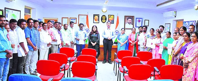 పల్లెలకు పాలనాధికారులు