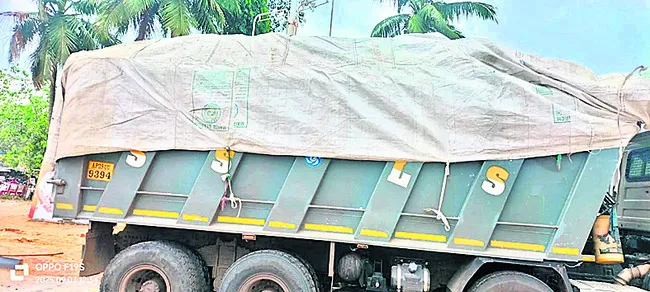 అధికలోడుతో వెళ్తున్న టిప్పర్లు పట్టివేత