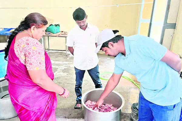 విద్యార్థినులకు పౌష్టికాహారం