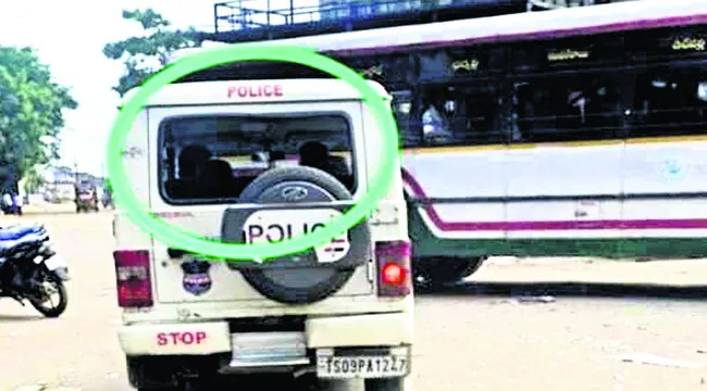భీమ్‌గల్‌లో పోలీస్‌ వాహనం ధ్వంసం