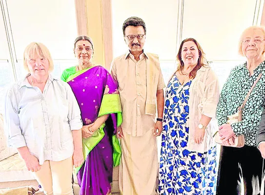 పెన్నీ క్విక్ కుటుంబంతో భేటీ