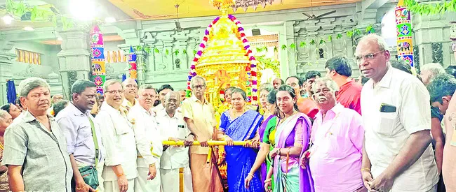 నూతన స్వర్ణ రథానికి పూజలు 
