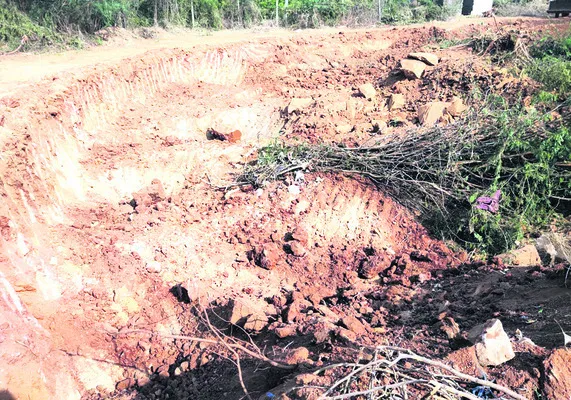 రిజర్వు స్థలంలో మట్టి తవ్వకాలు
