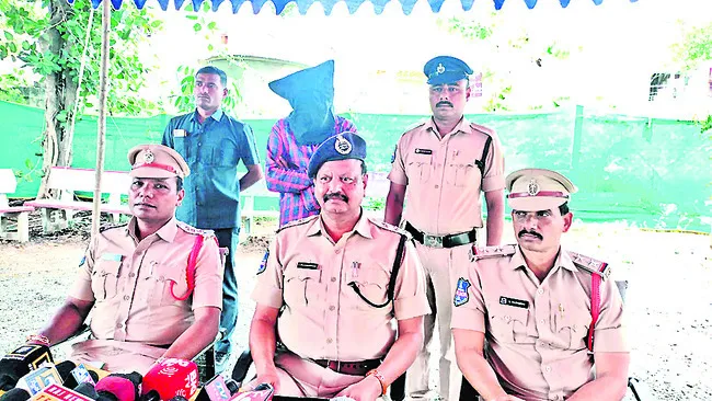 మహిళ హత్య ఘటనలో నిందితుడి అరెస్ట్‌
