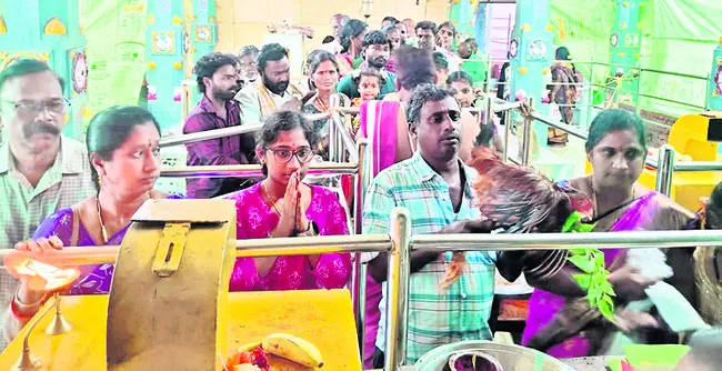 పెద్దింట్లమ్మ దేవస్థానంలో భక్తుల రద్దీ