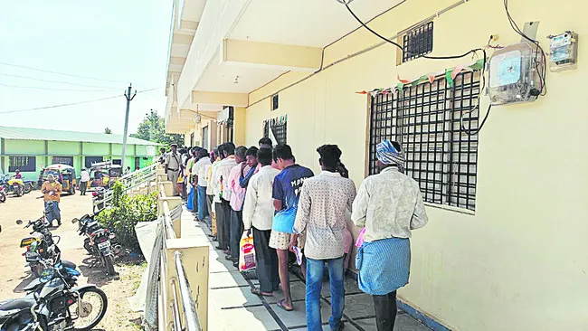 యూరియా వచ్చింది.. కలత తీరింది! 