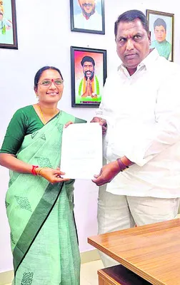 మంత్రి ‘అడ్లూరి’ని కలిసిన సుగుణ
