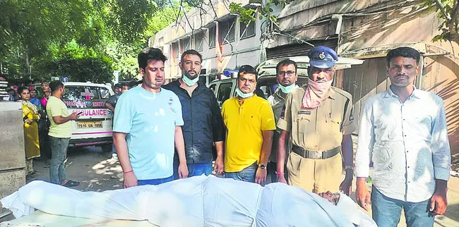 మద్యం మత్తులో పోలీసు వాహనాన్ని ఢీకొన్న కారు