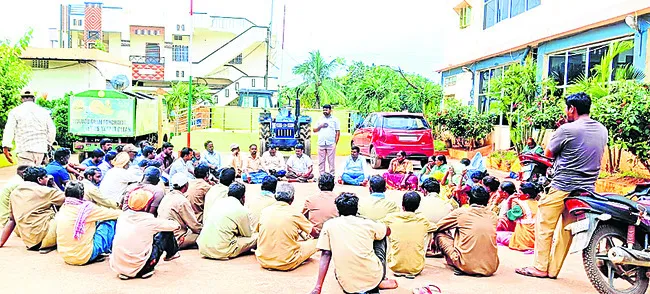 పెండింగ్ వేతనాలు విడుదల చేయాలి