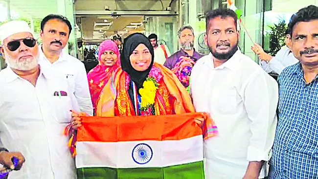 వెయిట్ లిఫ్టర్ సాధియా అల్మస్కు గ్రూప్–1 ఉద్యోగం ఇవ్
