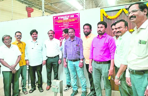 పూర్వ విద్యార్థుల దాతృత్వం
