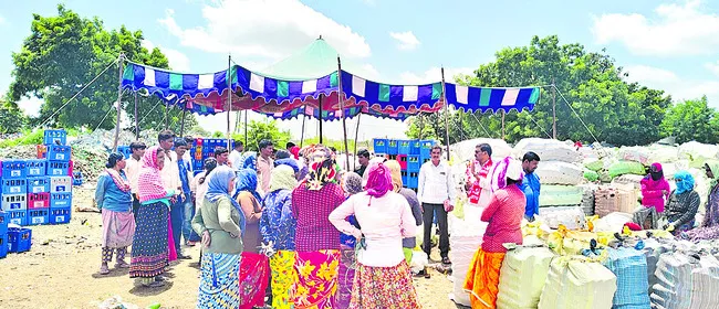 కార్మికులకు కనీస వేతనం చెల్లించాలి