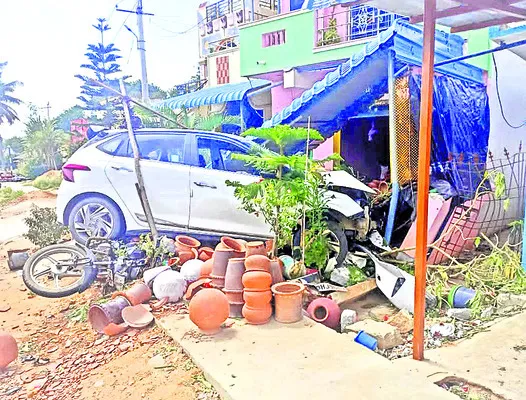 ఇంట్లోకి దూసుకెళ్లిన కారు