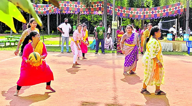 యువత క్రీడలు, ధ్యానంపై దృష్టి పెట్టాలి 