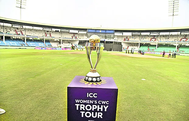 మహిళల క్రికెట్ ప్రపంచ కప్ ట్రోఫీ ప్రదర్శన
