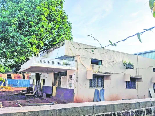 అద్దె భవనంలో అవస్థలు