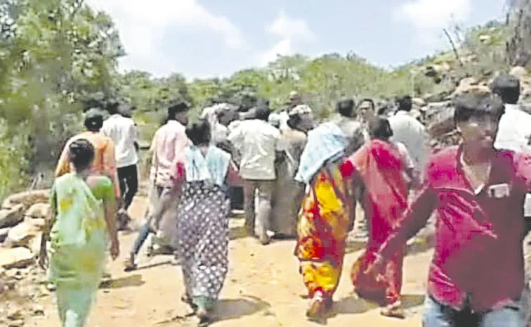 TDP goons attack on Bandarlapalle villagers with iron bars: Andhra Pradesh