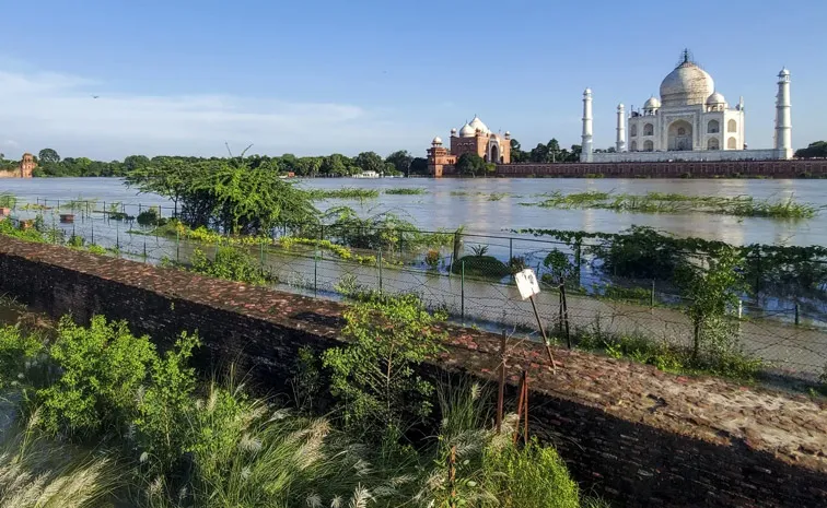 Taj Mahal Yamunas Rising Waters Reach Monuments Sidewalls