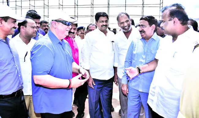 రైతులు వీధుల్లో.. మంత్రులు సీఎం సభ ఏర్పాట్లలో.. 