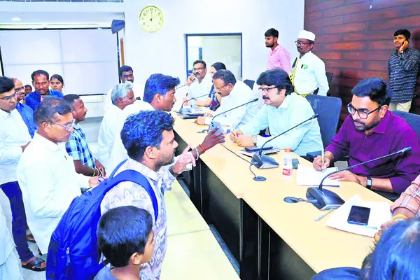 ఆలకించి.. పరిష్కారానికి హామీ ఇచ్చి 