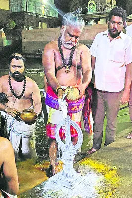 Shivacharyas who conduct pilgrimages to the Lord