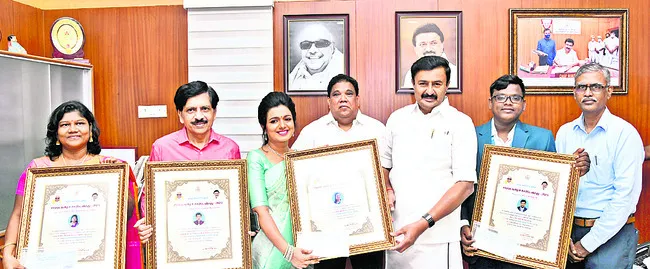 ఉత్తమ న్యూస్రీడర్లకు అవార్డులు