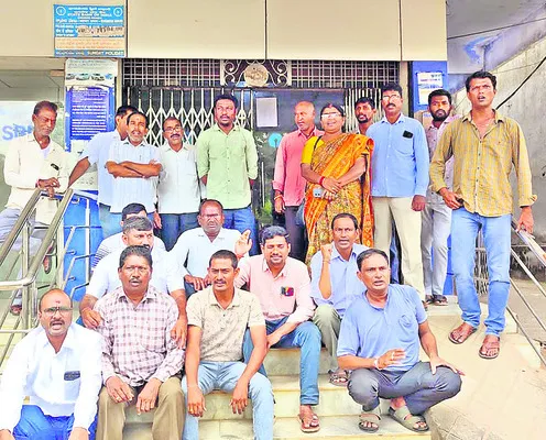 అప్పు చెల్లిస్తాం.. మా బంగారం ఇవ్వండి 