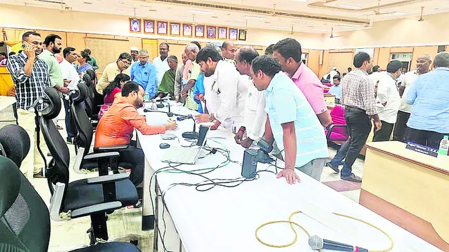 సకాలంలో వినతులు పరిష్కరించాలి 