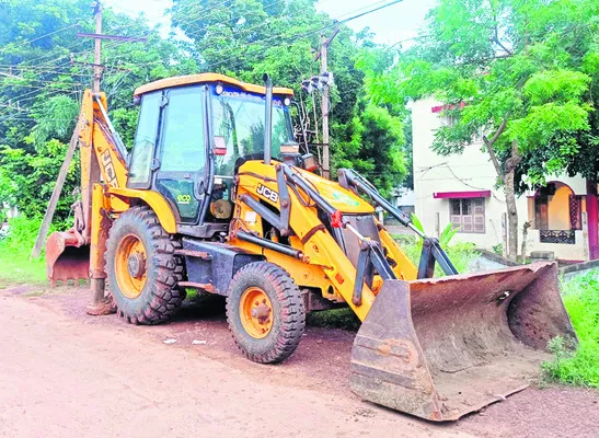 మట్టి అక్రమ తవ్వకాలను  అడ్డుకున్న పోలీసులు 
