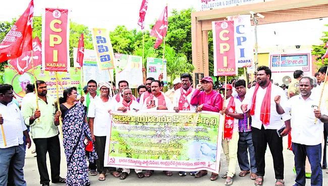దేశంలో యూరియా ఎమర్జెన్సీ విధించాలి